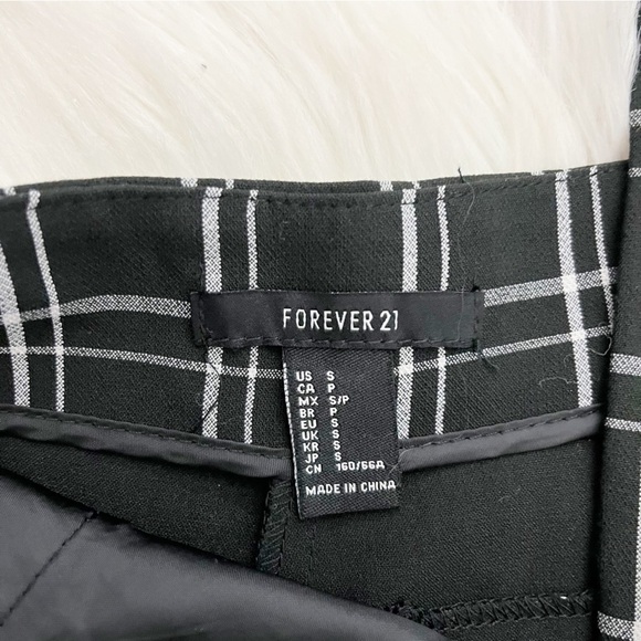 Forever 21 Black plaid shorts - Picture 3 of 3